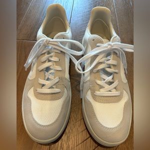 Veja V-10 Sneakers in White/Neutral Women’s size 10/Eur 42